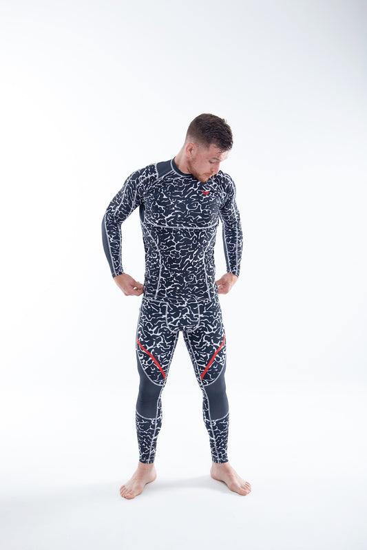 Model is 180cm/82kgs (5’9-189lbs) | Rashguard's size M