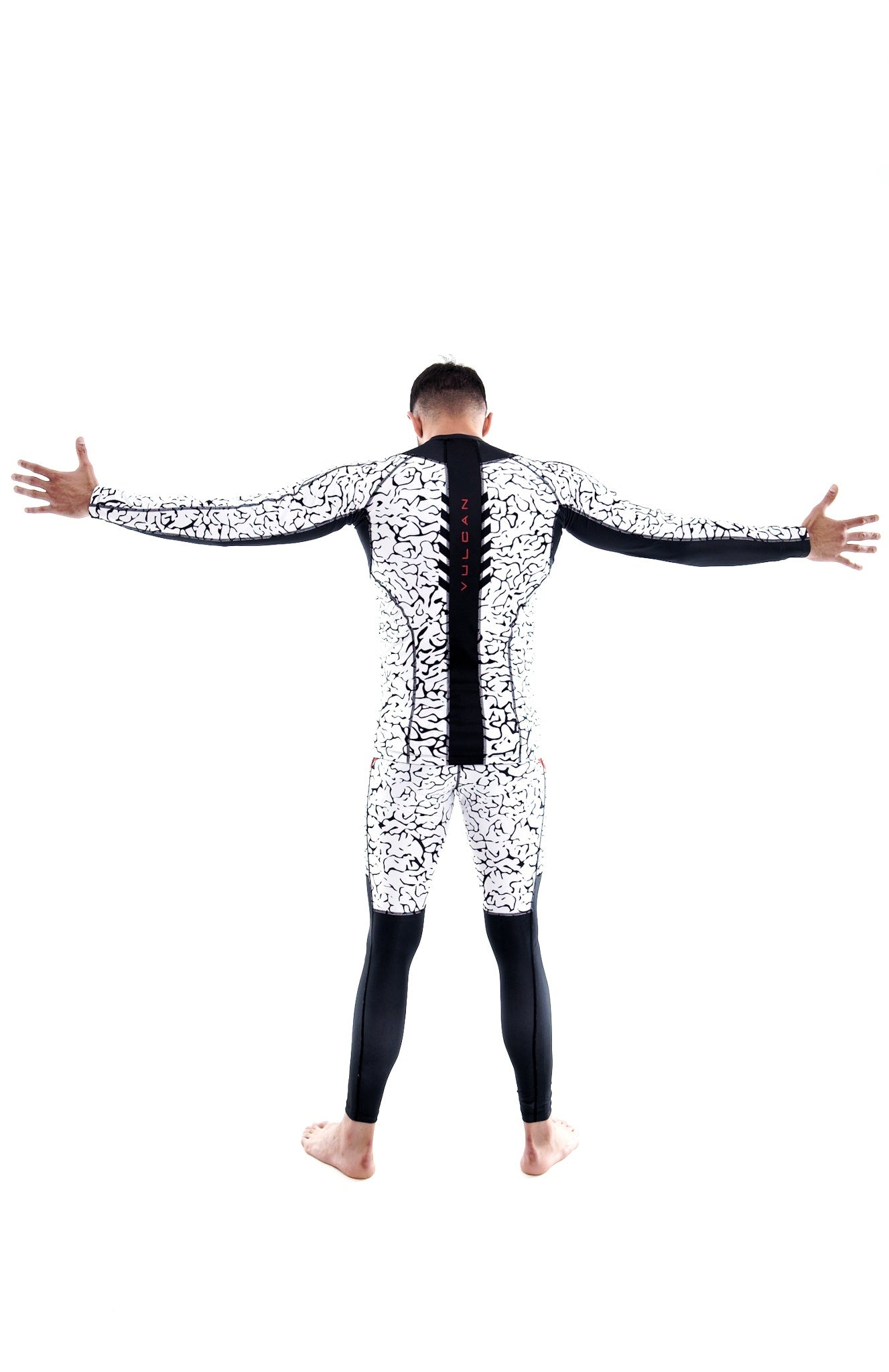 Model is 188cm/88kgs (6’1-194lbs) | Spat's size L