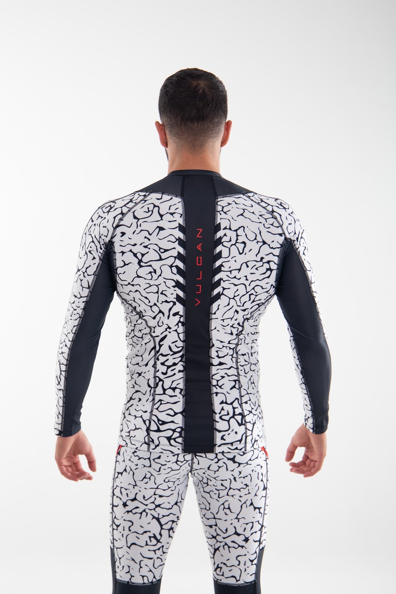 Model is 188cm/88kgs (6’1-194lbs) | Rashguard's size L