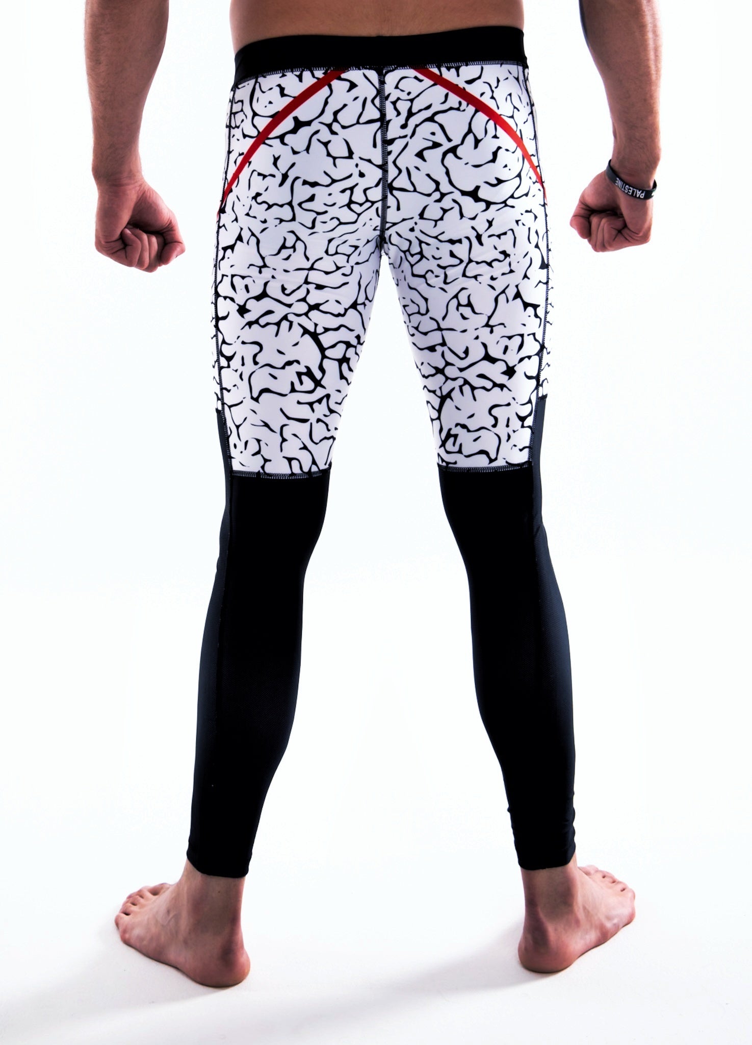 Model is 188cm/88kgs (6’1-194lbs) | Spat's size L