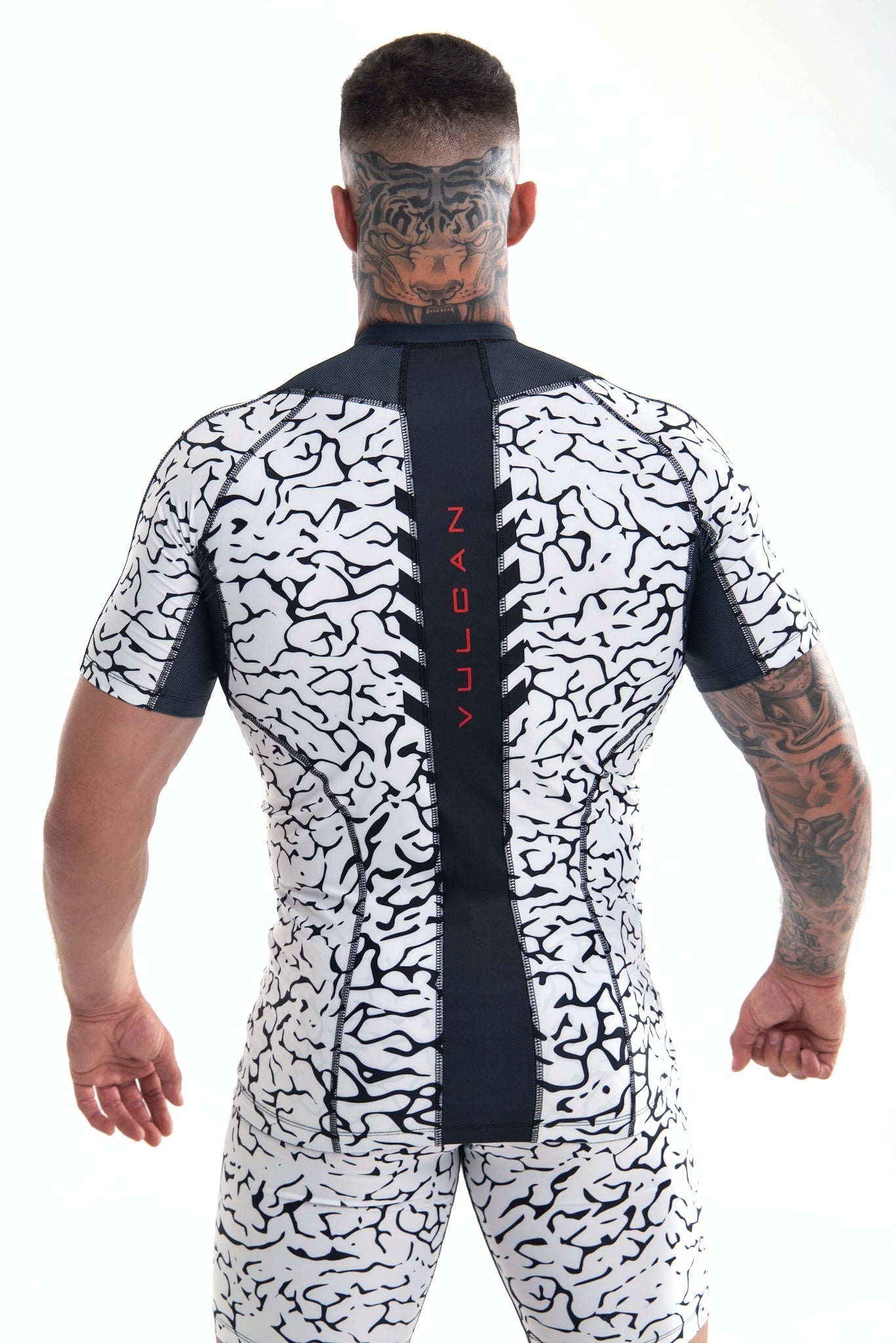 Model is 180cm/90kgs (5’9-198.4lbs) | Rashguard's size L