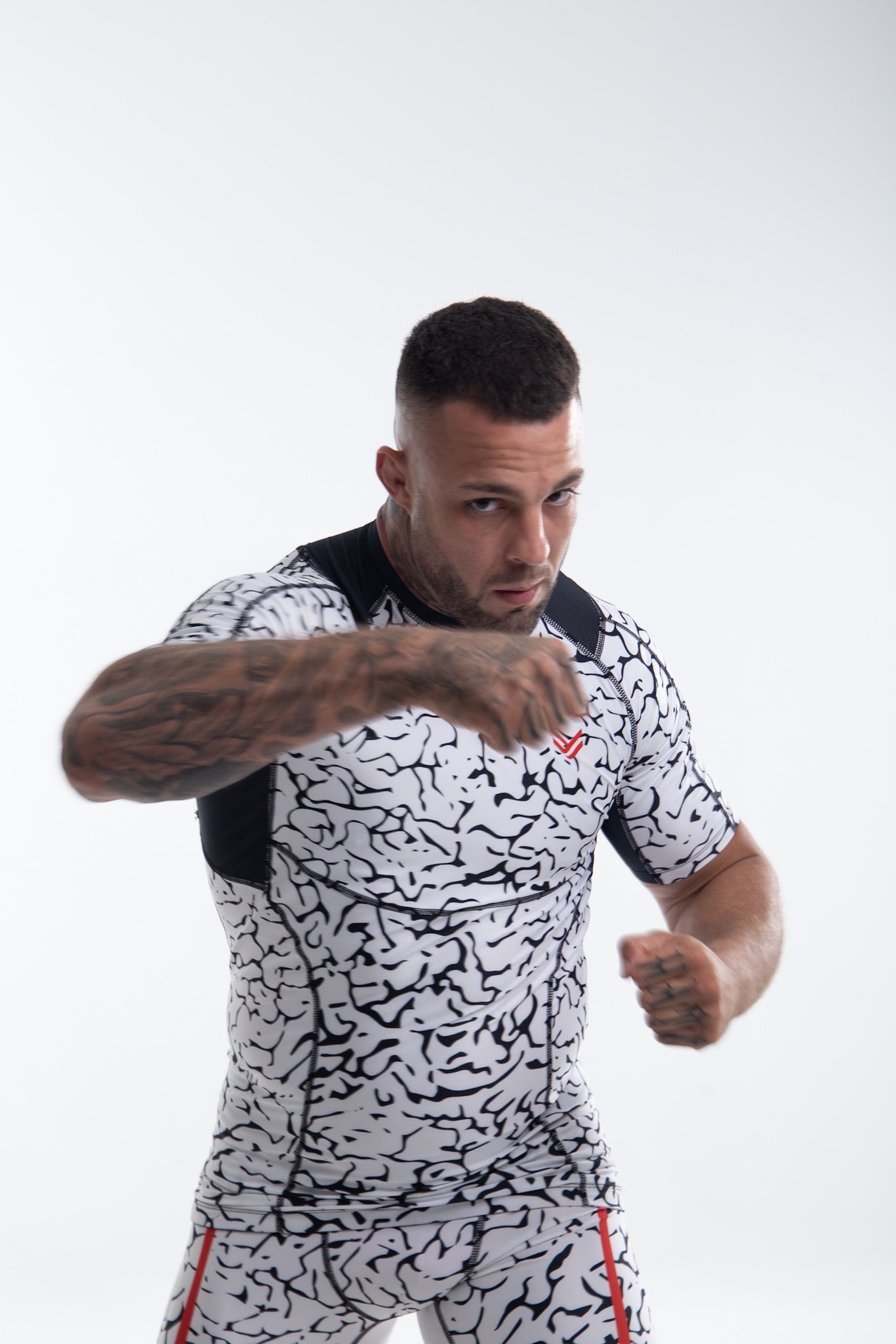 Model is 180cm/90kgs (5’9-198.4lbs) | Rashguard's size L