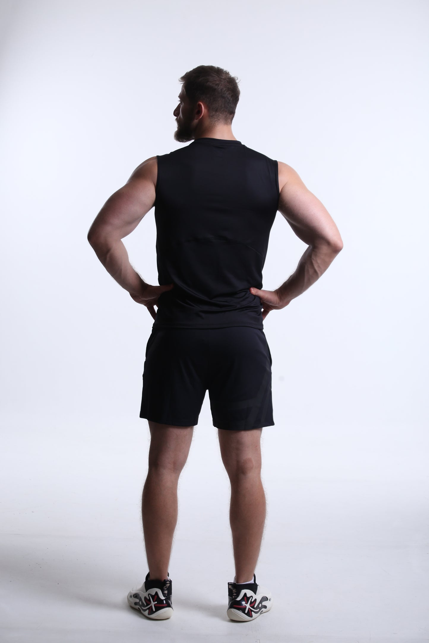 Model is 183cm/90kgs (6'0-198.4lbs)  | Tank's size L