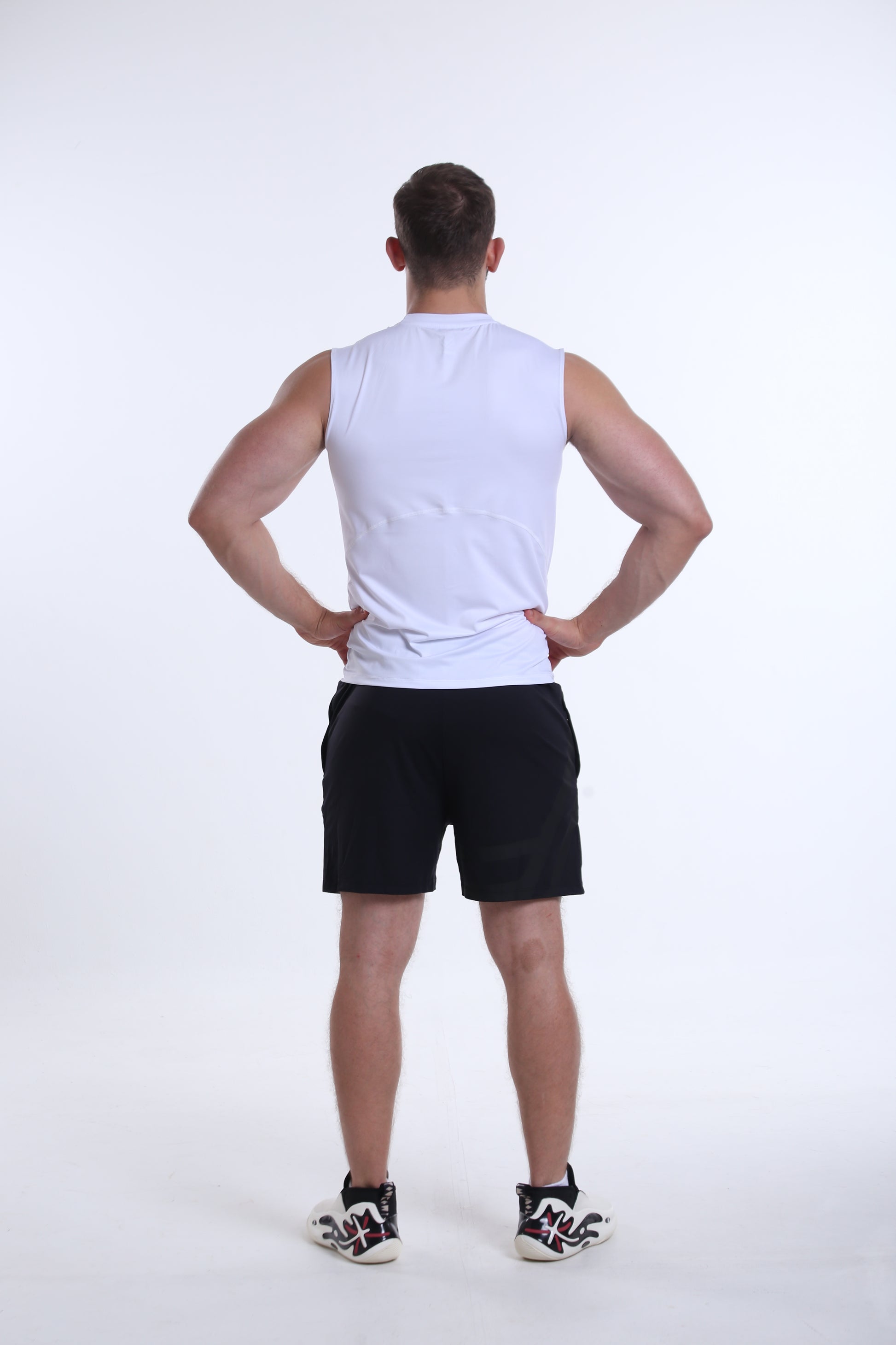 Model is 183cm/90kgs (6'0-198.4lbs)  | Tank's size L