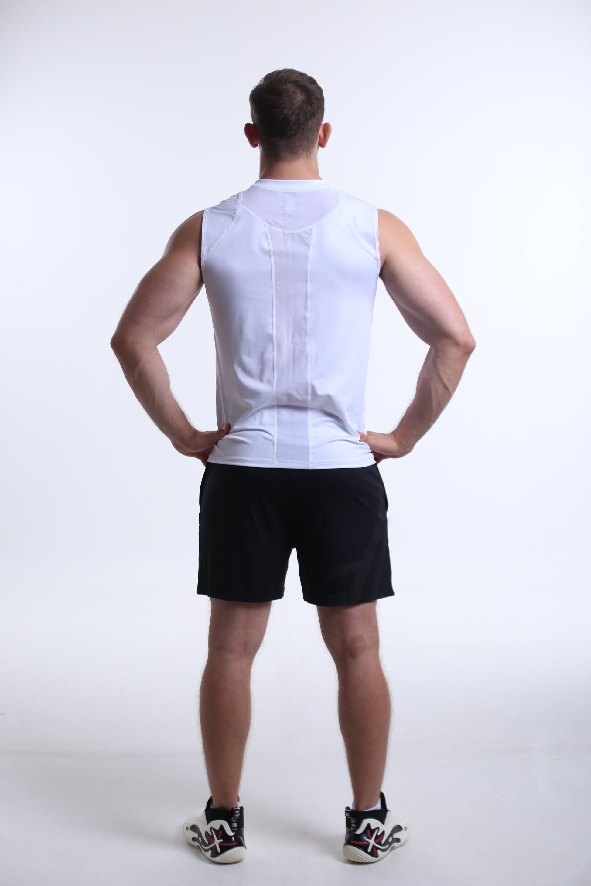 Model is 183cm/90kgs (6'0-198.4lbs)  | Tank's size L